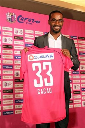 كاكاو بقميص فريقه الجديد سيريزو اوساكا الياباني