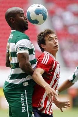 كريستيان ألفاريز (يمين)