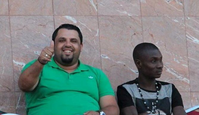 العاجي اريال مع مدير الفريق علاء شديفات 