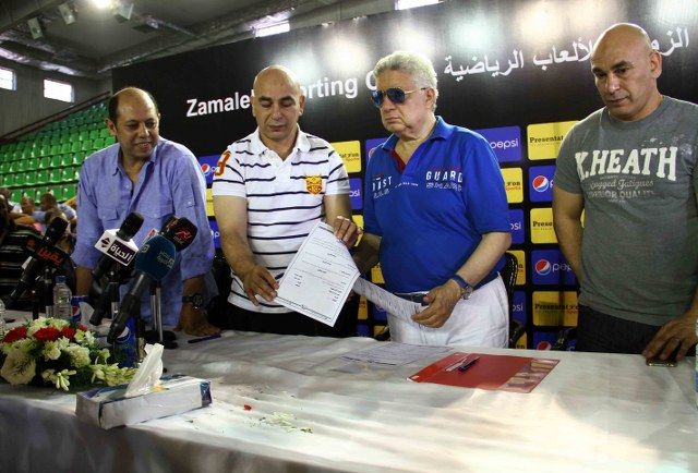 مرتضى منصور مع الجهاز الفني للزمالك