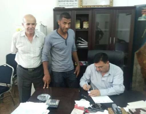 جانب من توقيع المدافع المغربي 