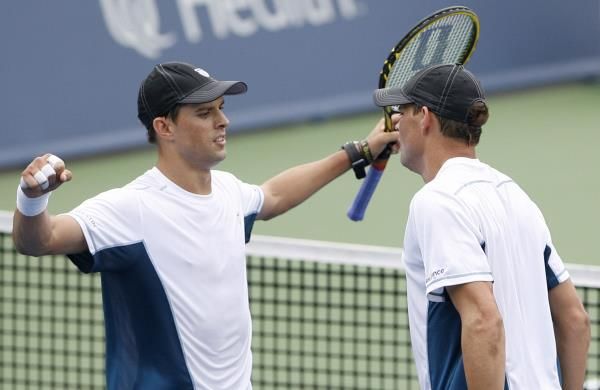 2014-08-17t180211z_2145356812_nocid_rtrmadp_3_tennis-western-and-southern-open-bryan-bryan-vs-pospisil-sock_reuters
