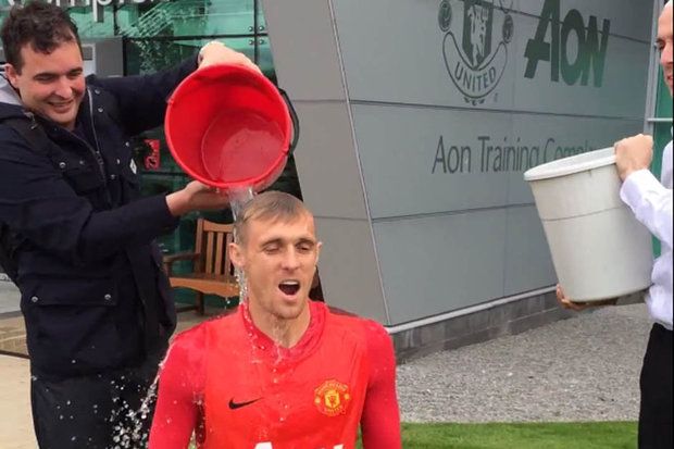 manchester-united-midfielder-darren-fletcher-takes-on-the-ice-bucket-challenge-before-nominating-cristiano-ronaldo-and-wes-brown-394574
