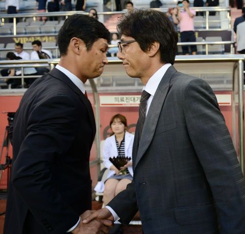 المدربان الكوريان تشوي يونج سو (يسار) وهونج سون هونج في لقاء محلي سابق