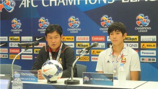  تشوي يونج سو (يسار) مدرب إف سي سيئول بالمؤتمر الصحفي