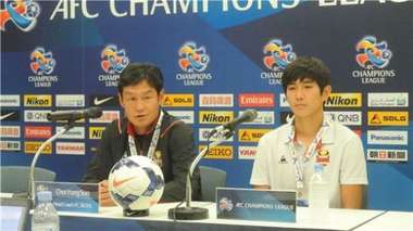 تشوي يونج سو (يسار) مدرب إف سي سيئول بالمؤتمر الصحفي