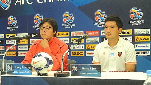 هونج سون هونج (يسار) مدرب بوهانج ستيلرز بالمؤتمر الصحفي