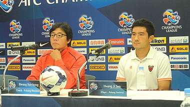 هونج سون هونج (يسار) مدرب بوهانج ستيلرز بالمؤتمر الصحفي
