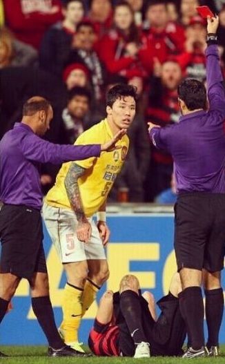 زهانج لينبينج عند تلقيه البطاقة الحمراء