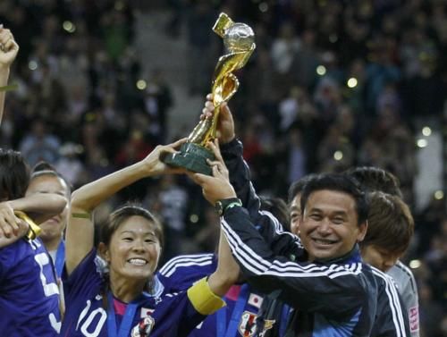 هوماري ساوا (يسار) مع المدرب نوريو ساساكي بعد فوزهم بكأس العالم 2011