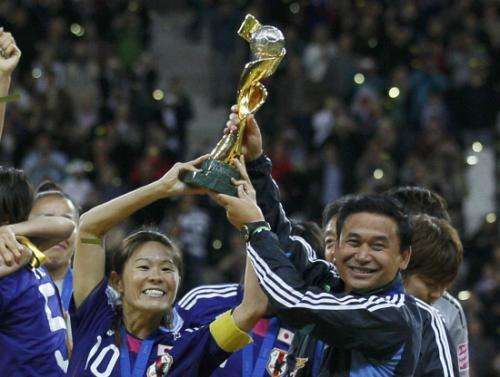 هوماري ساوا (يسار) مع المدرب نوريو ساساكي بعد فوزهم بكأس العالم 2011