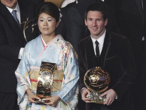 عندما فازت هوماري ساوا بجائزة أفضل لاعبة بالعالم 2011 مع الأرجنتيني ليونيل ميسي