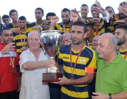 قائد العهد عباس عطوي يرفع كأس النسخة الماضية