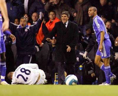 ألين هوتون  ساقط على الارض اثر دفع آشلي كول له 