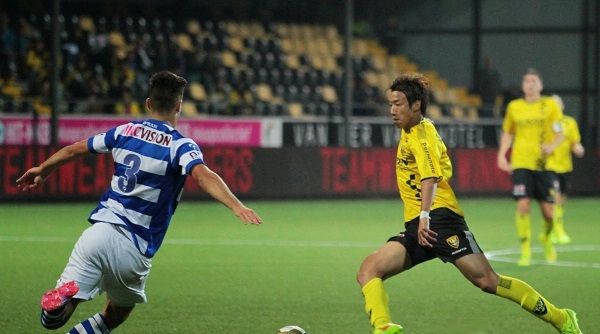 الياباني يوكي اوتسو (يمين) في أول مباراة (الجمعة) بعد غياب دام 250 يوم