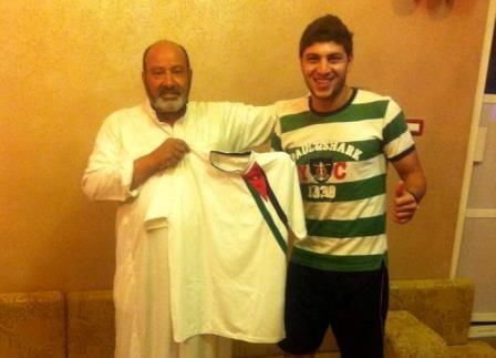 أبو زريق مع رئيس النادي شديفات بعد التوقيع