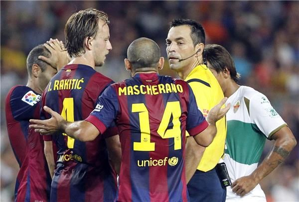 ماسيكرانو معترضا على قرار طرده قبل نهاية الشوط الأول