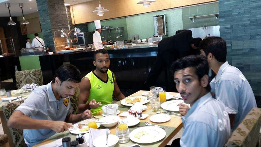 الحشان والمعتوق والشيخ والقحطاني يتناولون طعام الافطار في البحرين قبل مواجهة الحد غدا