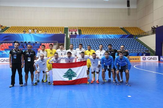 لاعبو "بنك بيروت" مع الجهازين الفني والاداري قبل المباراة 