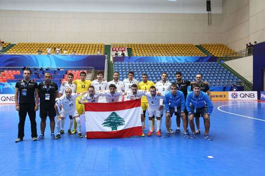 لاعبو "بنك بيروت" مع الجهازين الفني والاداري قبل المباراة 