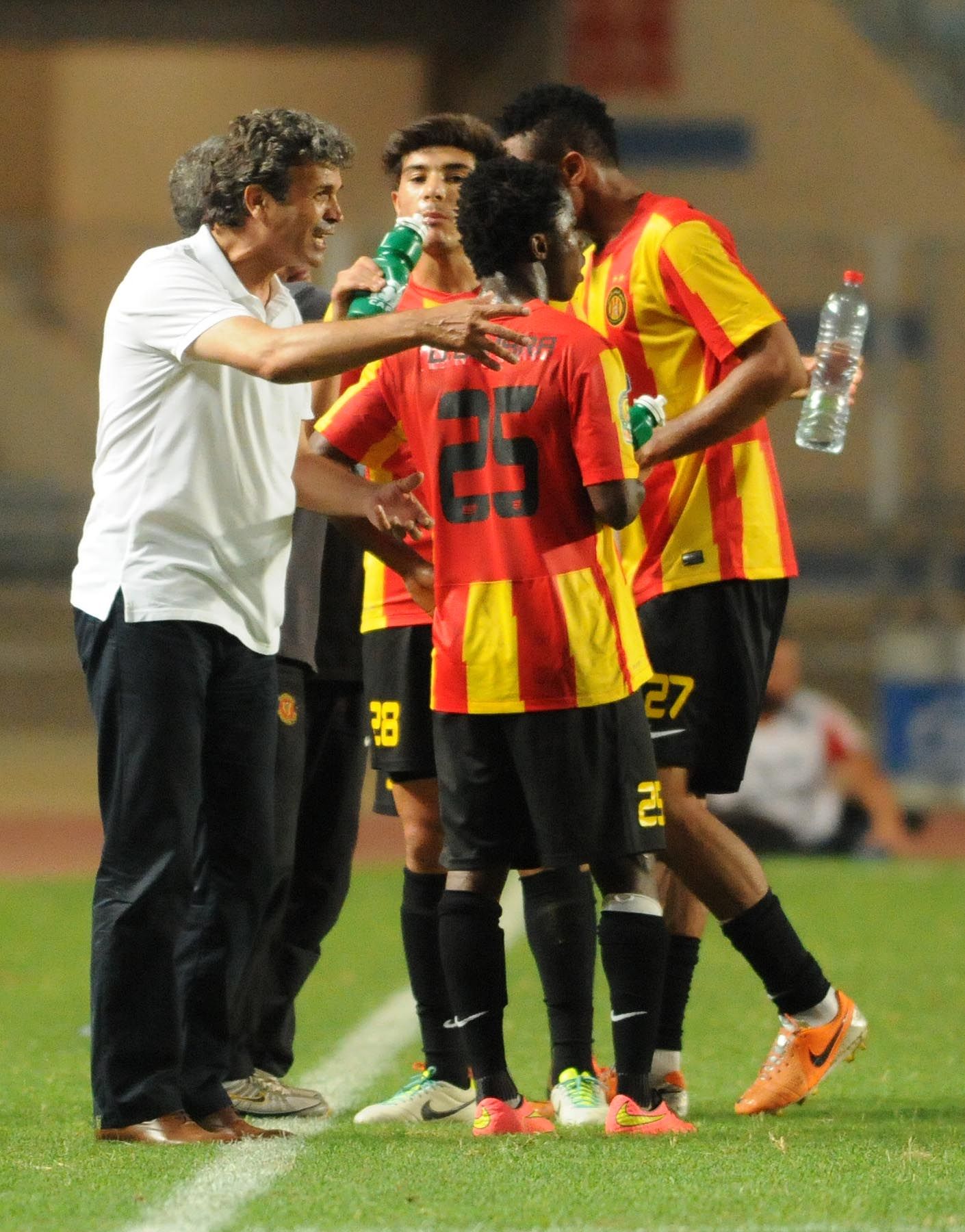  خالد بن يحي مع لاعبي الترجي خلال مباراة اهلي بنغازي 