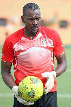 المعز عند ظهور في تدريب المنتخب اليوم