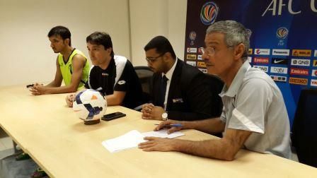 بوتشي خلال المؤتمر مع لاعب القادسية صالح الشيخ