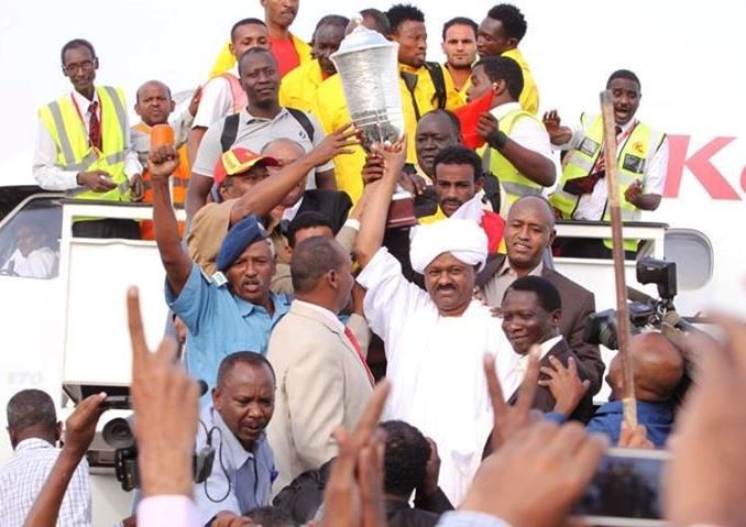 رئيس المريخ يحمل كأس سيكافا