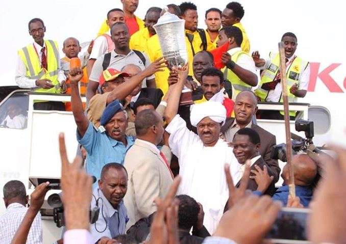 رئيس المريخ يحمل كأس سيكافا