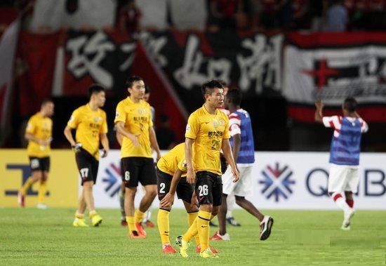 لاعبو فريق جوانجزو إيفرجراند الصيني بعد الخسارة والخروج من البطولة