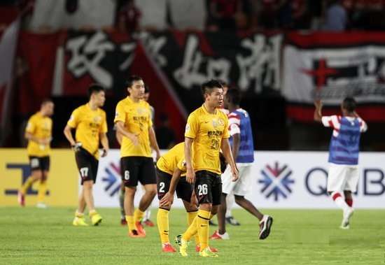 لاعبو فريق جوانجزو إيفرجراند الصيني بعد الخسارة والخروج من البطولة