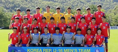 صورة جماعية للاعبي كوريا الجنوبية للناشئين قبل إنطلاق تدريب اليوم