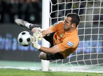 ادواردو حارس فيتوريا سيتوبال يصد ضربة الترجيح الأخيرة