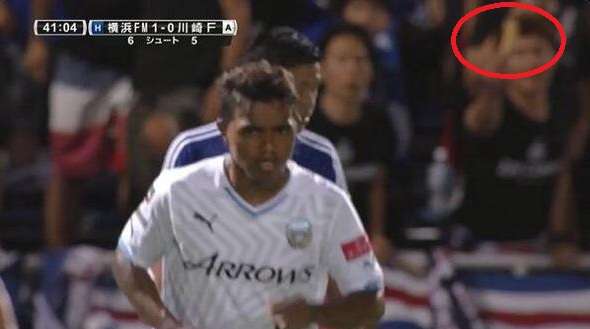 المشجع الذي أشعل قضية العنصرية في اليابان عبر قطعة الموز (السبت الماضي)