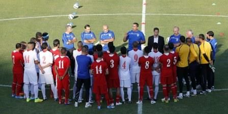 عبد القادر يتحدث للاعبين قبل بدء التدريبات  