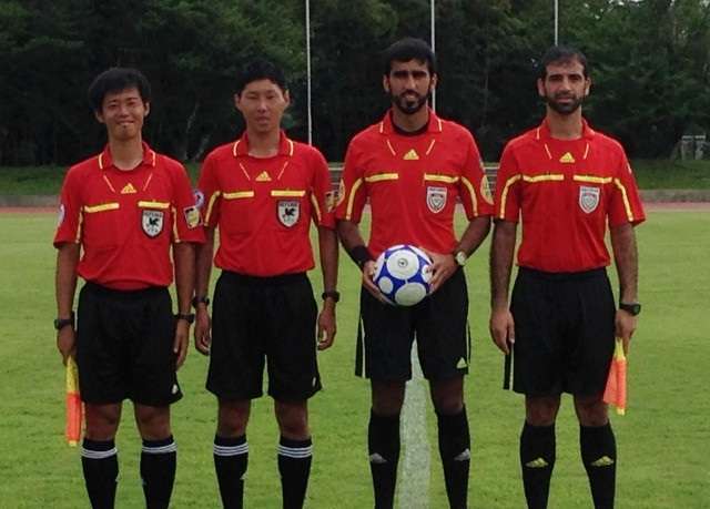 الحكام الإماراتيين قبل إنطلاق إحدى مباريات البطولة الجامعية باليابان