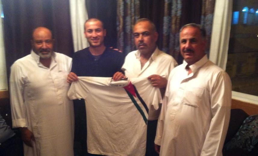 الحوراني مع إدارة المنشية بعد التوقيع