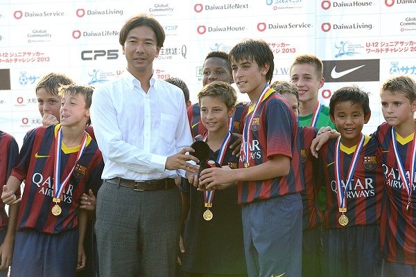 ميتسورو هامادا يسلم كأس البطولة لفريق برشلونة في النسخة الماضية 2013