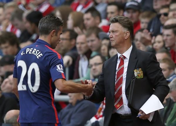  لويس فان جال مدرب مانشستر مع لاعبه فان بيرسي