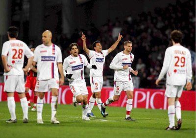 فرحه لاعبي ليون بالفوز باللقاء