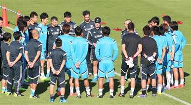 اجيري يلتقي بلاعبي منتخب اليابان لأول مرة في تدريب اليوم