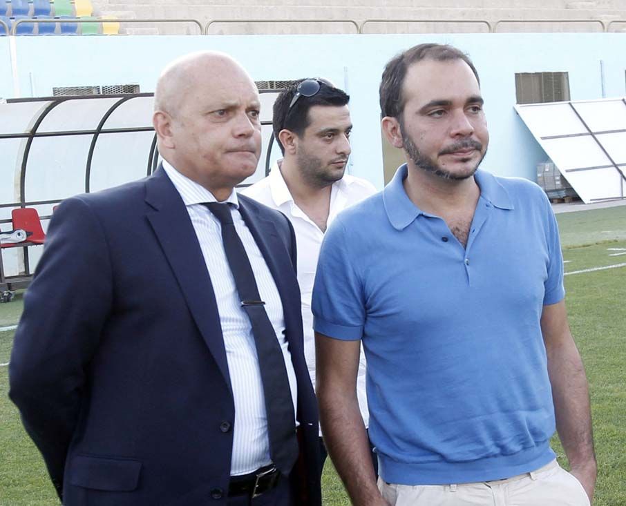 الأمير علي وويلكينز خلال زيارتهما لتدريب منتخب الأردن