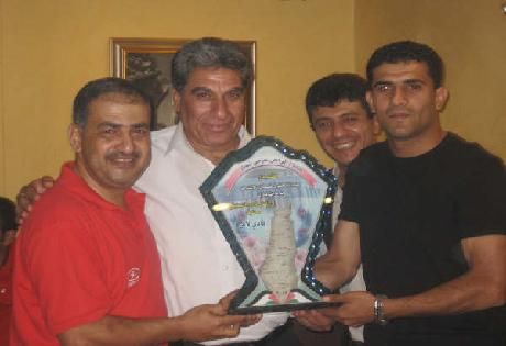 فادي لافي أثناء تكريمه بلقب الجائزة الأول في العام الماضي 