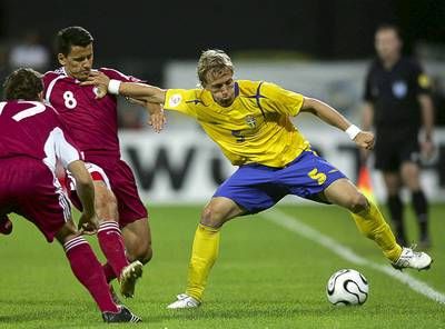 السويدي إريك إدمان  صاحب القميص الاصفر