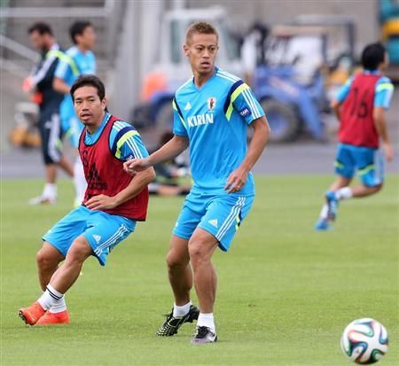 كيسوكي هوندا (يمين) ويوتو ناجاتومو في تدريب اليوم