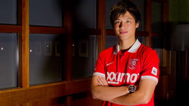 ريو ميايتشي بقميص فريقه الجديد تفينتي الهولندي