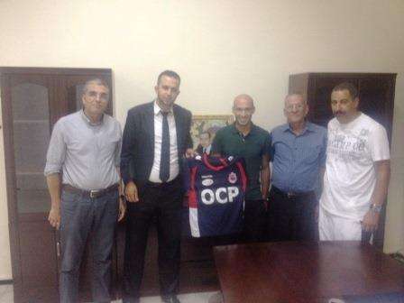 أمين البقالي وسط مسؤولي ناديه الجديد