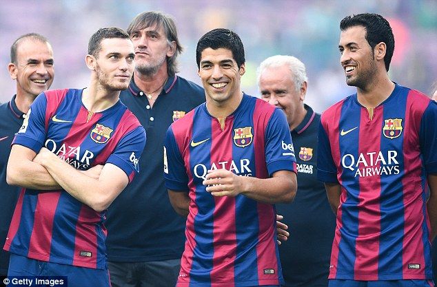 سواريز  مع لاعبي برشلونة