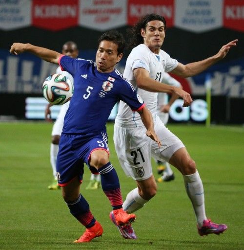 ادينسون كافاني (يمين) مع يوتو ناجاتومو في ودية اليابان واوروجواي