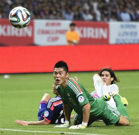 كافاني عند تسجيله الهدف الأولى بمرمى اليابان